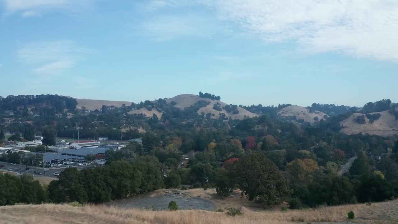 작은 마을을 드러내기 위해 절벽 위로 앞으로 나아가십시오.