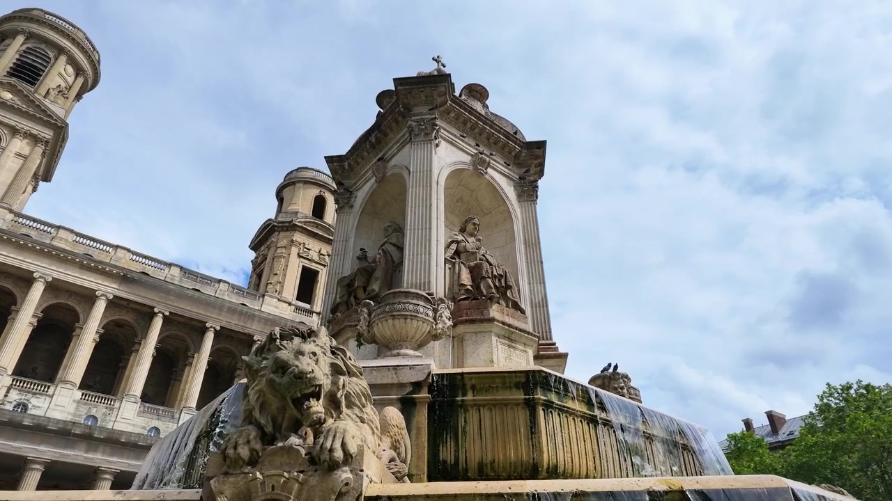 Una ripresa panoramica dal basso della storica fontana e chiesa di Saint Sulpice a Parigi.
