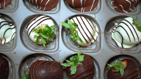 vista de arriba hacia abajo de fresas cubiertas de chocolate recién hechas