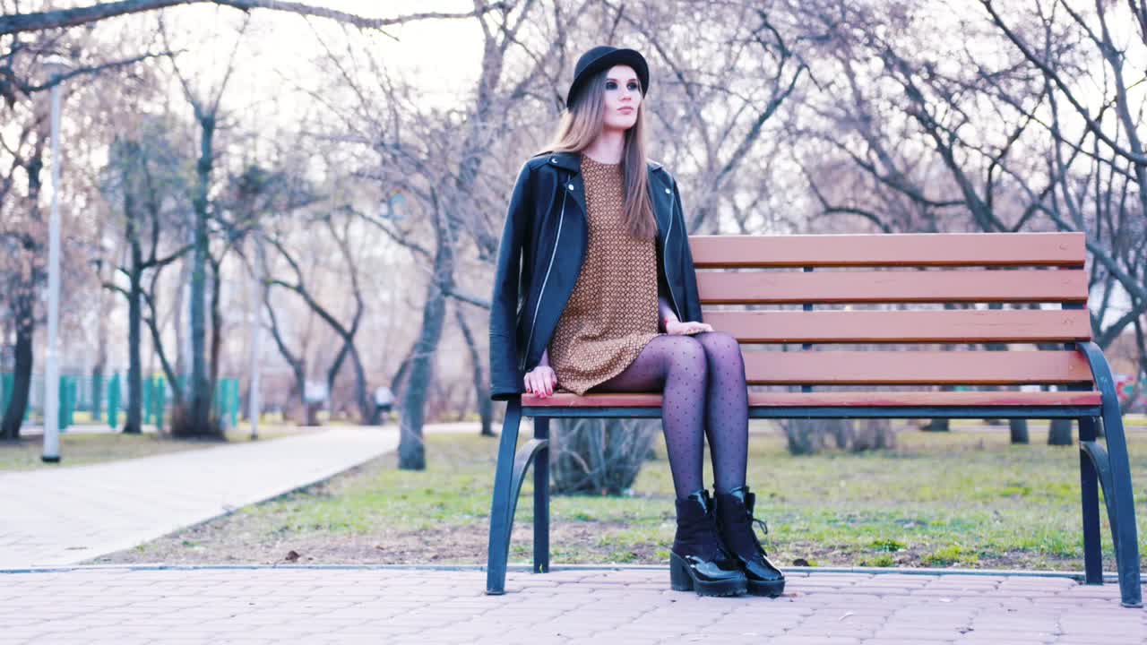 Donna elegante in un parco