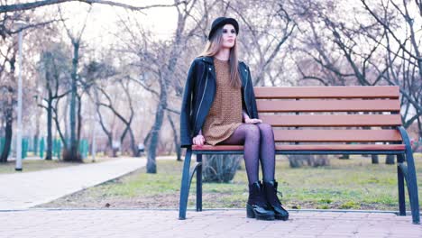mujer elegante en el parque