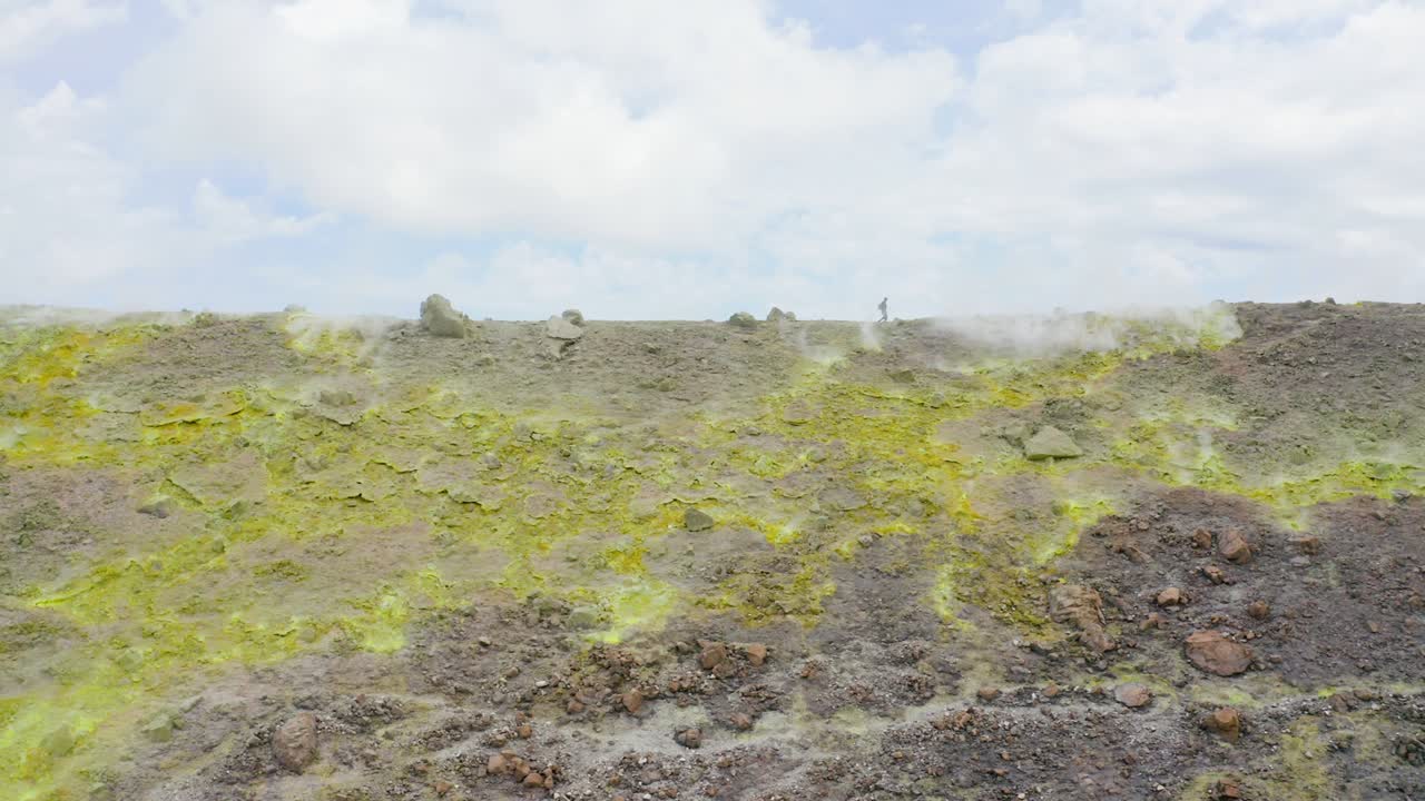 живописный воздушный вид вулканического ландшафта красочная местность с серными дымами. остров вулкана туристическое направление на сицилии