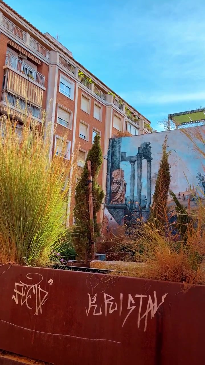Alicante, Spagna, 8 agosto 2025: Pittura murale architettonica con colonne romane classiche a Cartagena.