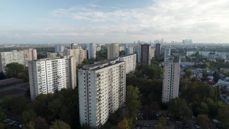 Apartamentos-En-La-Urbanización-Marymont-Ruda-En-Varsovia,-Bloque-De-Pisos-Del-Comunismo-En-Polonia