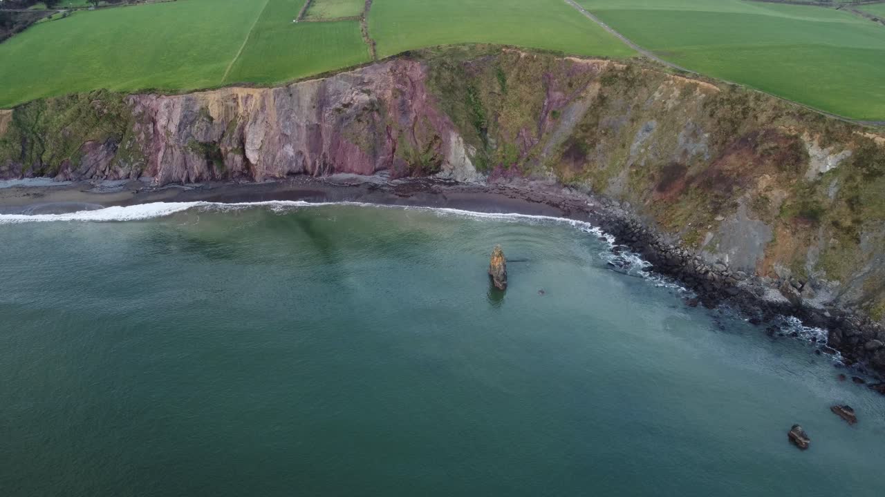 toma aérea de la espectacular costa y acantilados de la costa de cobre en waterford, irlanda, en un día de invierno