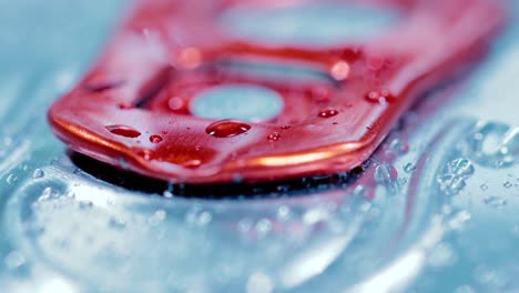 La-Tapa-De-La-Lata-De-Refresco-De-Aluminio-Con-Tapa-De-Refresco-Sobre-Hielo-Recorre-El-Círculo.