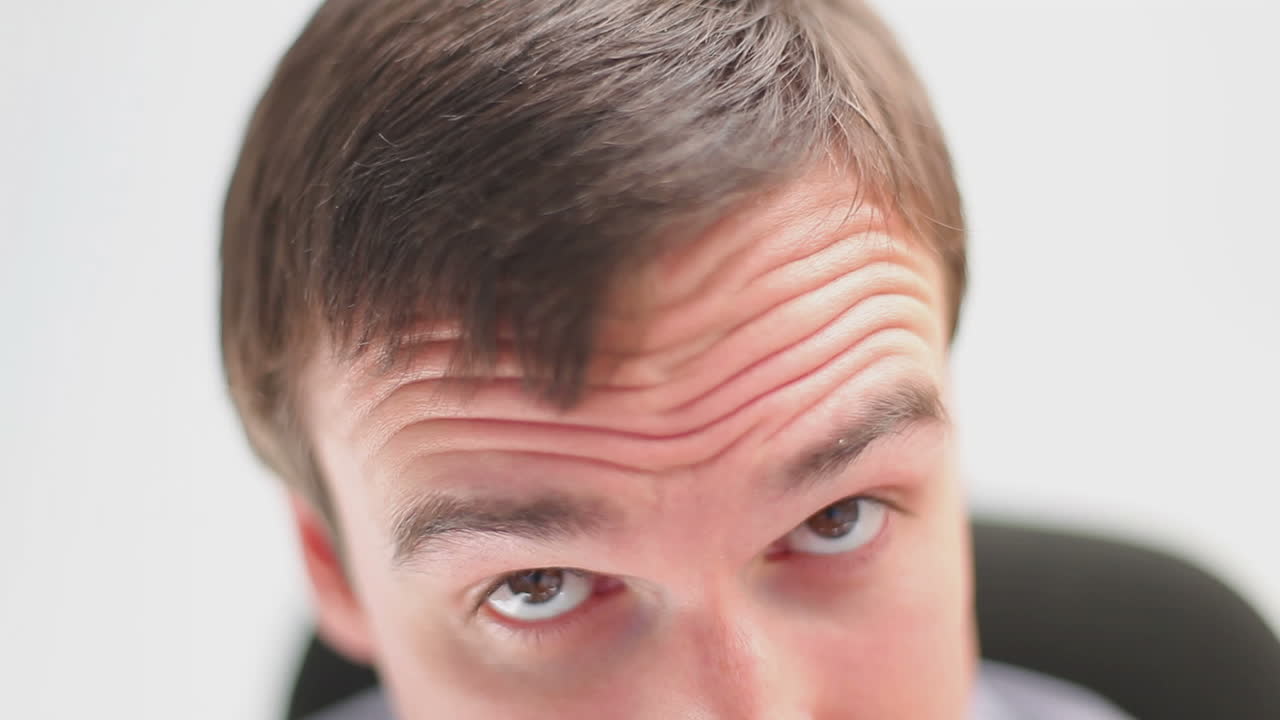 웃는 동안 회전 의자에 앉아 있는 사업가