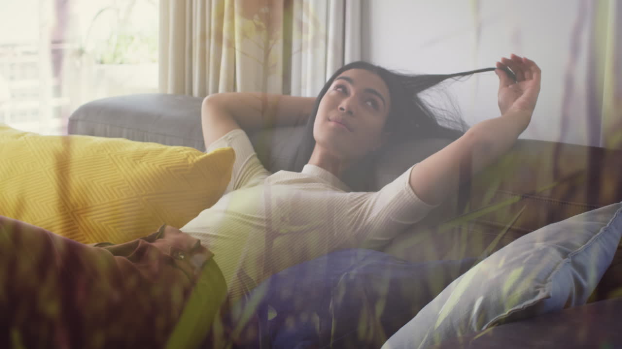 소파에 앉아있는 두 인종 여성 위의 잔디의 애니메이션