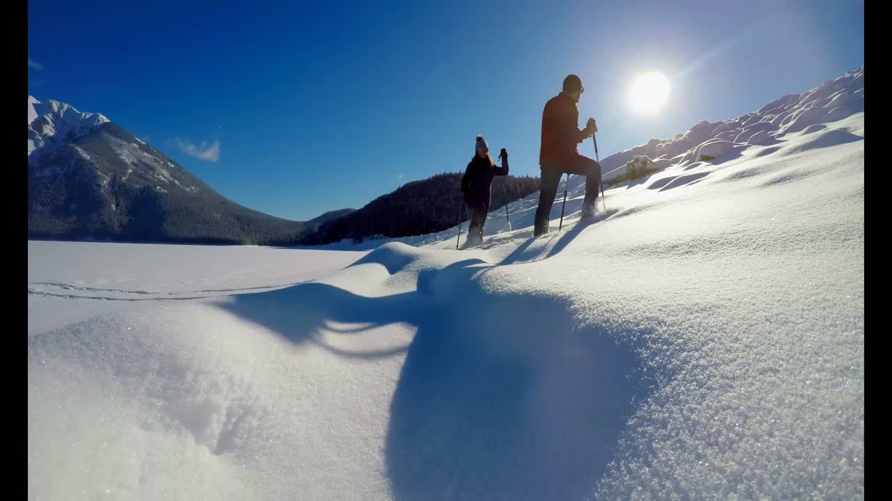 스키 선수 부부 가 겨울 에 눈  ⁇ 인 풍경 에서  ⁇ 고 있는 4k