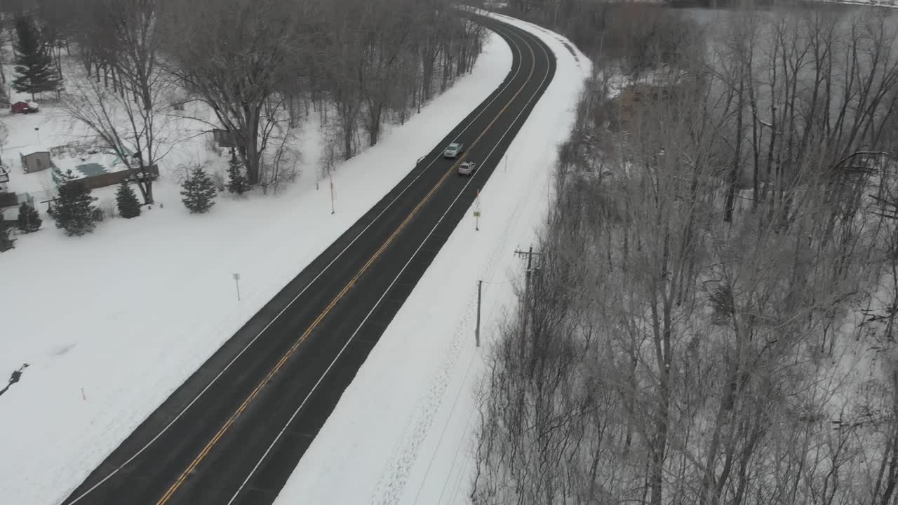 구름 은 겨울 날 도로를 지나가는 두 대의 자동차