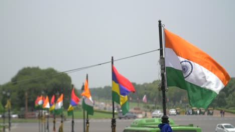 banderas indias ondeando en el viento