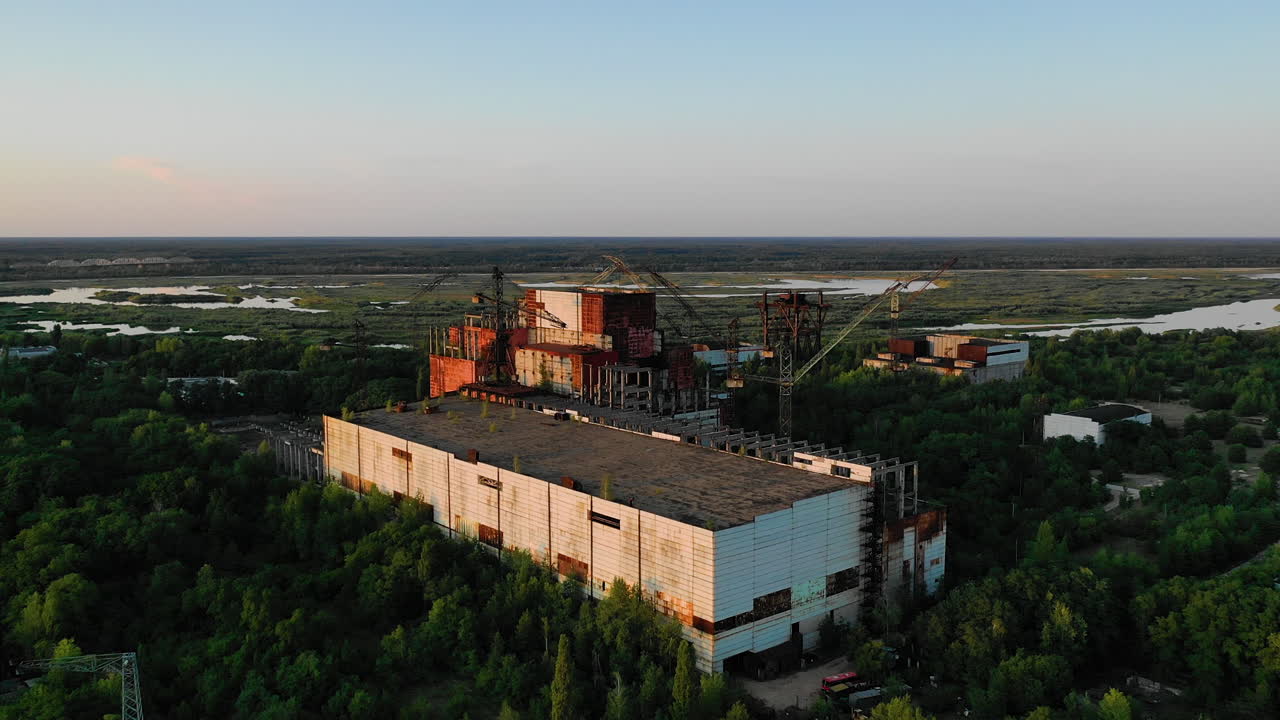 Vista aerea dei Blocchi Reattori 5 e 6 di Chernobyl, incompiuti, con la natura che si riappropria della zona.