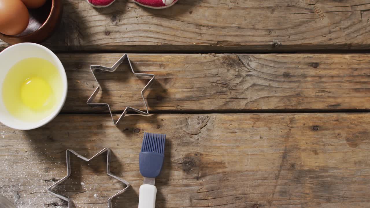 나무 표면에 놓인 쿠키 모형과 재료의 비디오