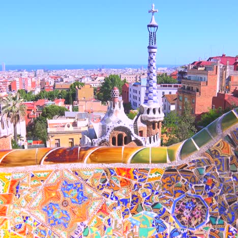 La-Brillante-Y-Colorida-Obra-De-Arte-De-Gaudí-En-El-Park-Güell-De-Barcelona,-España