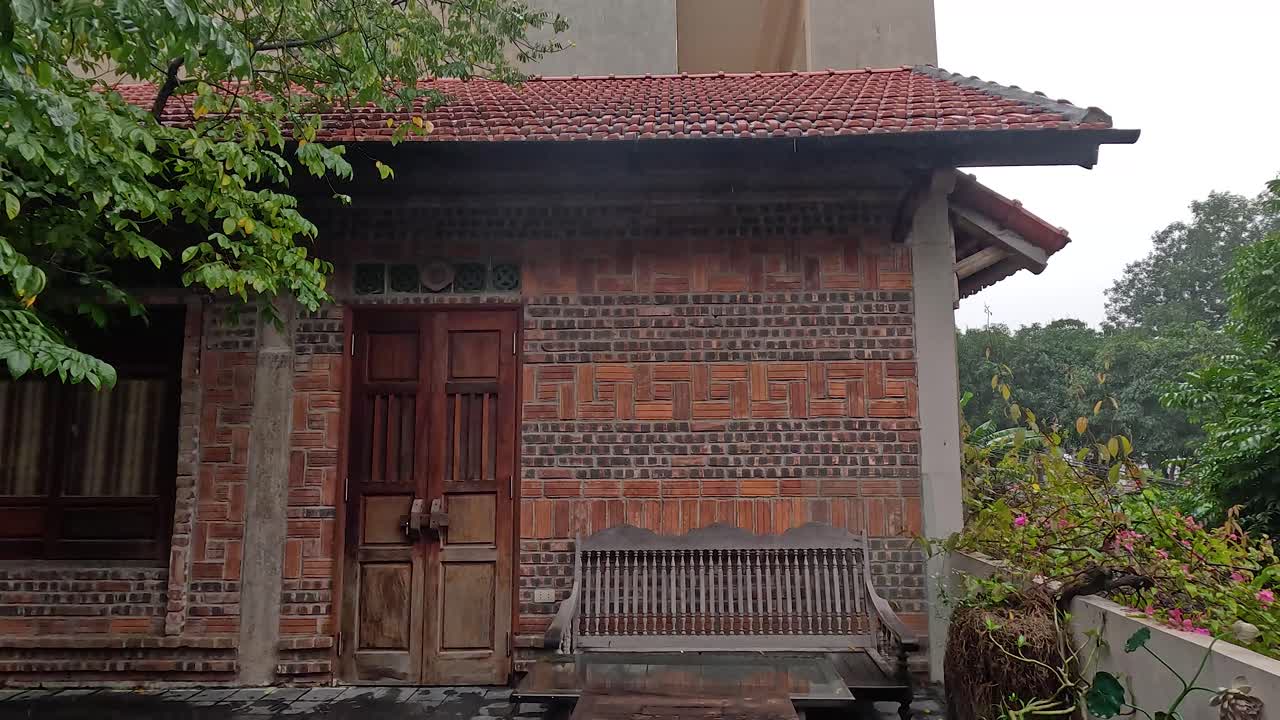 울창 한 초록색 으로 둘러싸인 벽돌 집