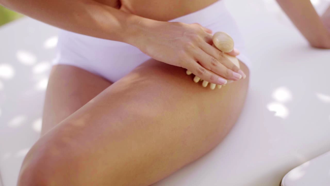 близкий взгляд на женщину с помощью массажного инструмента