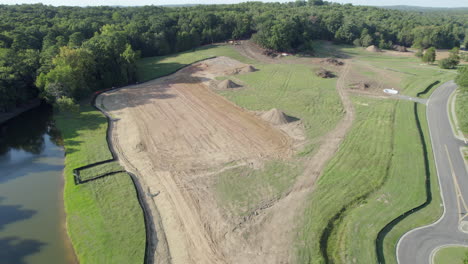 drone aéreo de una parcela de tierra vacía, fase de construcción temprana, barrio, casas, casas ricas