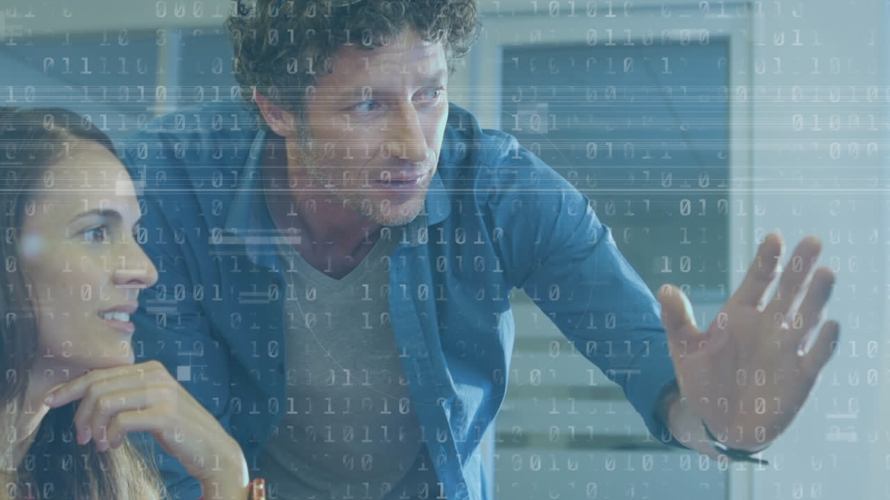 animación de procesamiento de datos y círculos sobre diversas personas de negocios hablando en la oficina