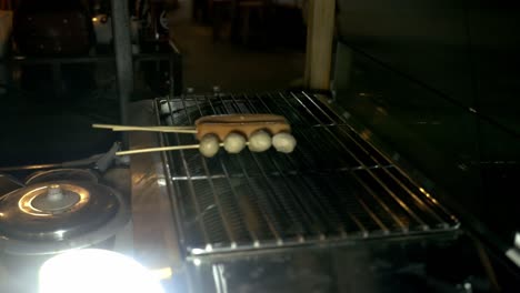 mirando la comida en la máquina en el mercado nocturno de bangkok