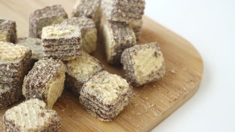 galletas de oblea de chocolate crujientes en una tabla de corte de madera