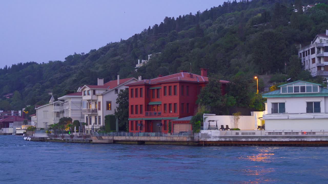 바 ⁇ 가에 있는 집들, 나무들 사이에서.