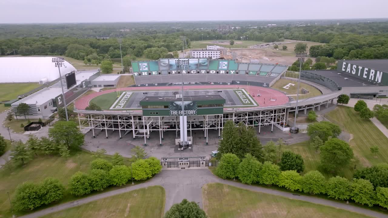 estadio de fútbol de la universidad del este de michigan en ypsilanti, michigan con video de drones en movimiento