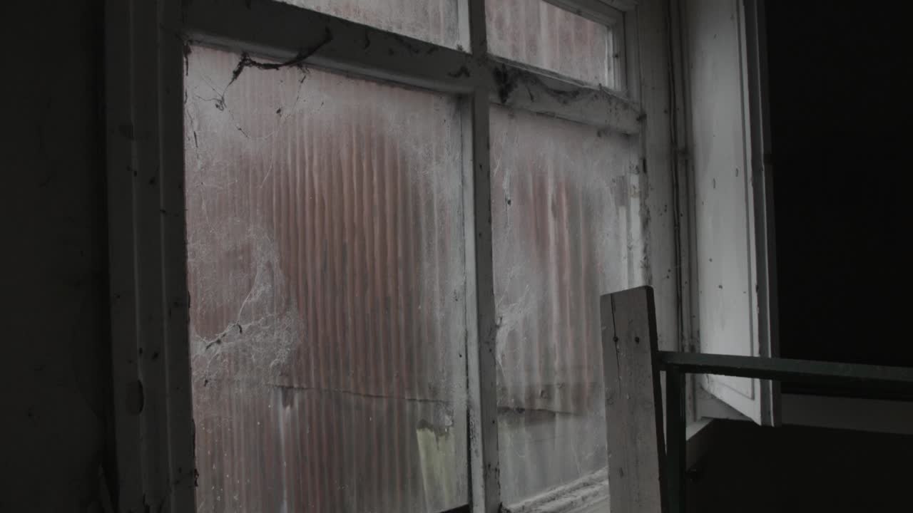 지저분한 껄끄 러운 버려진 방 창