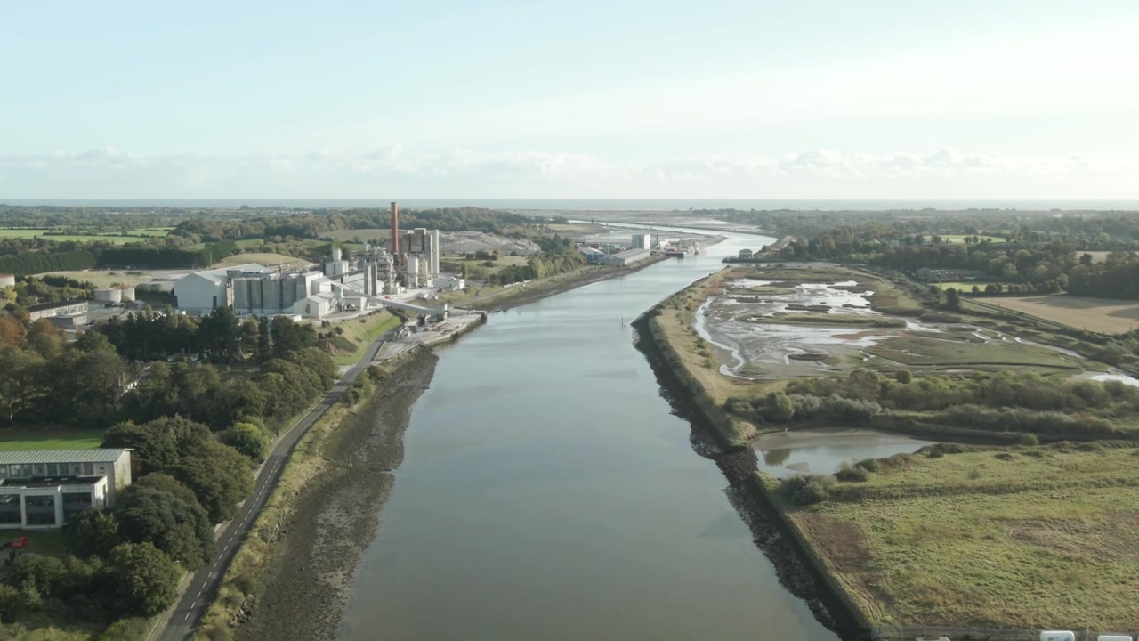 Luftfoto af floden Boyne og industrianlæg i Drogheda, Irland