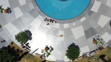 vista aérea de arriba hacia abajo de la plaza dizengoff en tel aviv, israel