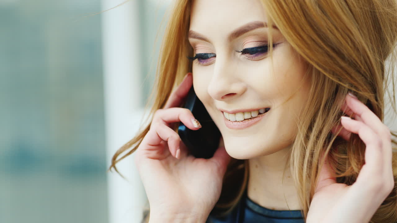 hermosa mujer con cabello largo hablando por teléfono al aire libre video hd