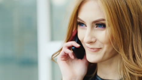 Beautiful-Woman-With-Long-Hair-Talking-On-The-Teléfono-Outdoors-Hd-Video