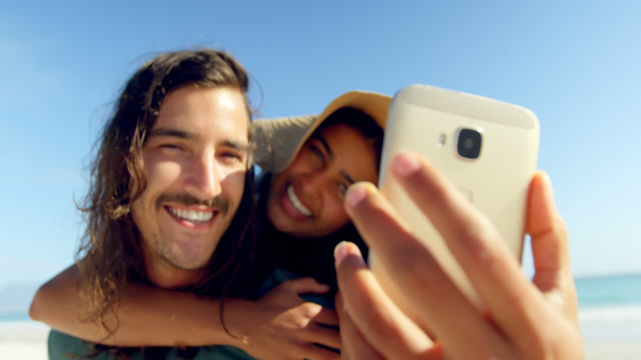 pareja tomando una selfie con un teléfono móvil 4k