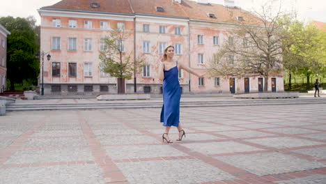 piękna kobieta tańczy samotnie na placu publicznym