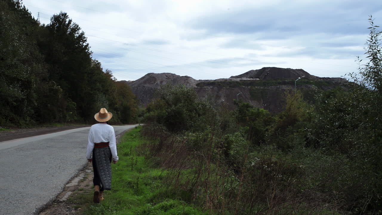 루마니아 소녀는 길가에 산책