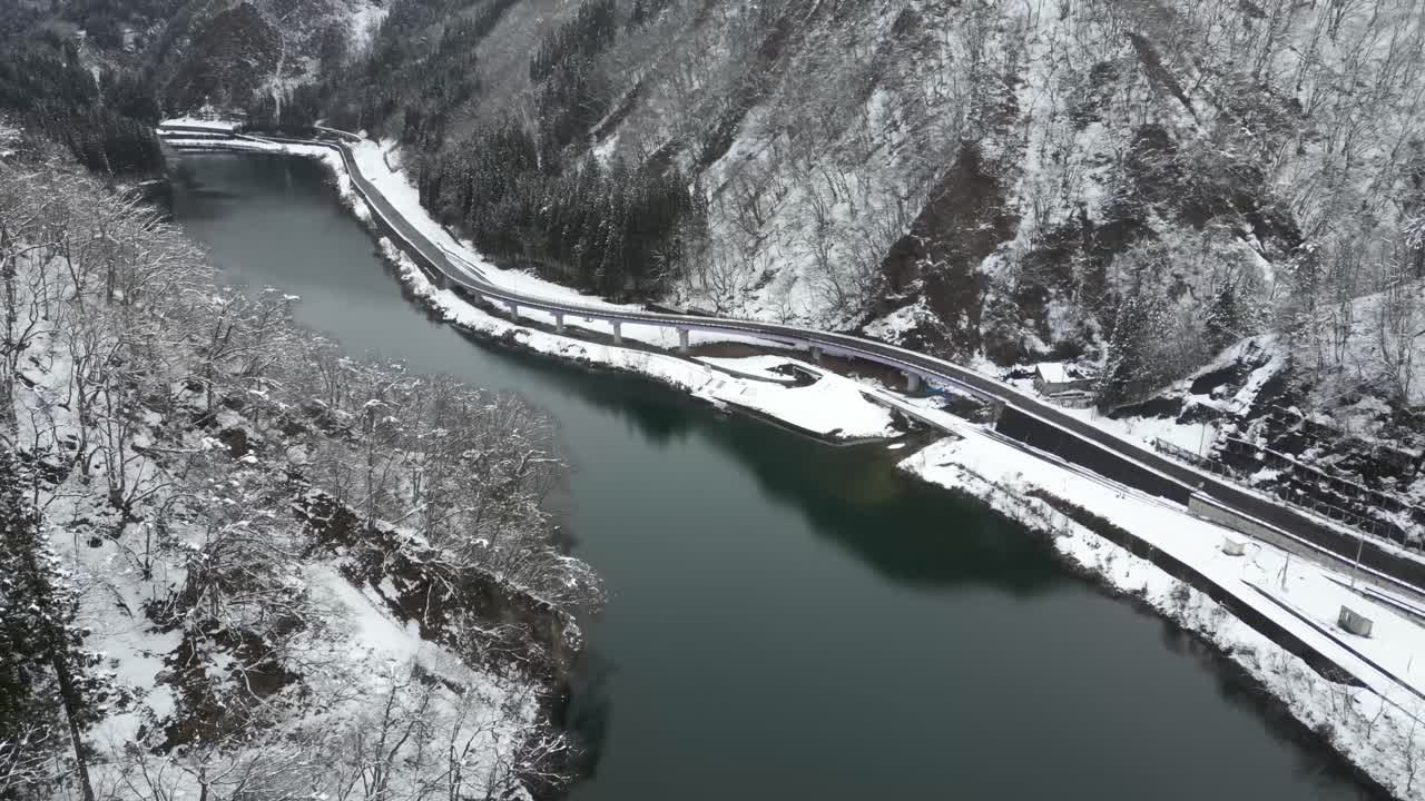 Vista aerea da drone su uno splendido paesaggio invernale innevato con fiume
