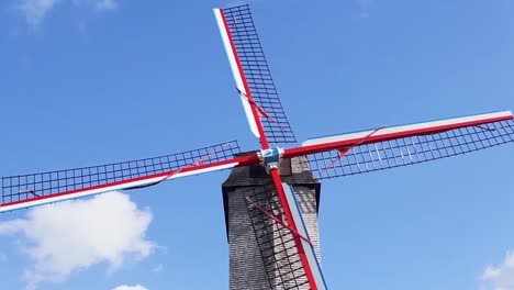 Alte-Windmühle-Gegen-Blauen-Himmel