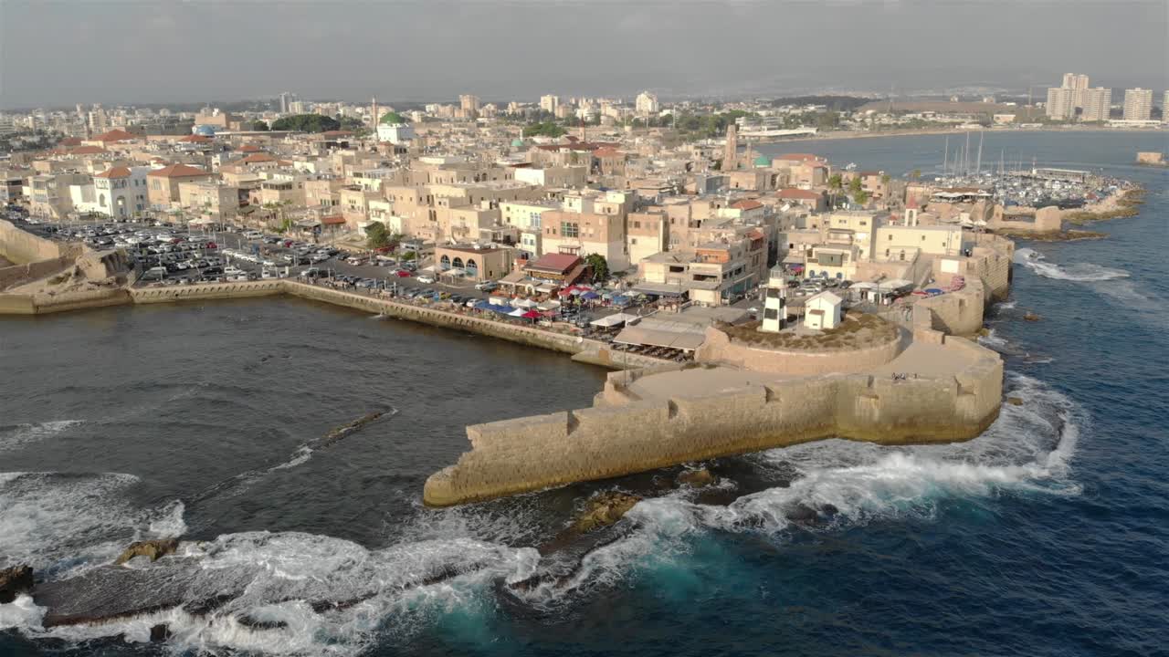 아크레의 오래된 도시와 지중해 위에서 촬영된 공중 영상