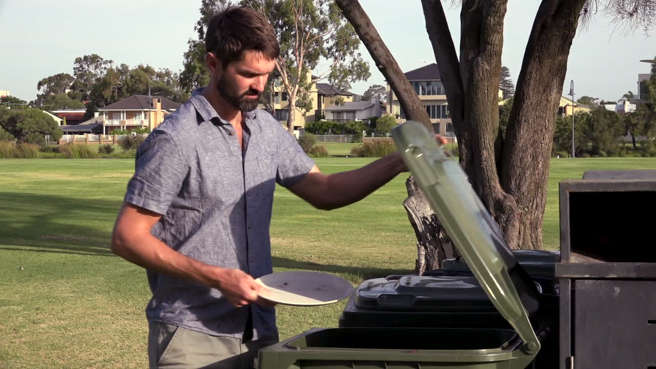 공원에서 사람이 먹을 수 있는 음식 접시를 쓰레기통에 버린다, 추적