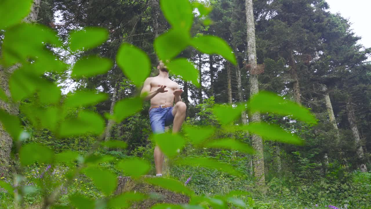 숲에서 운동을 하고 있어요.