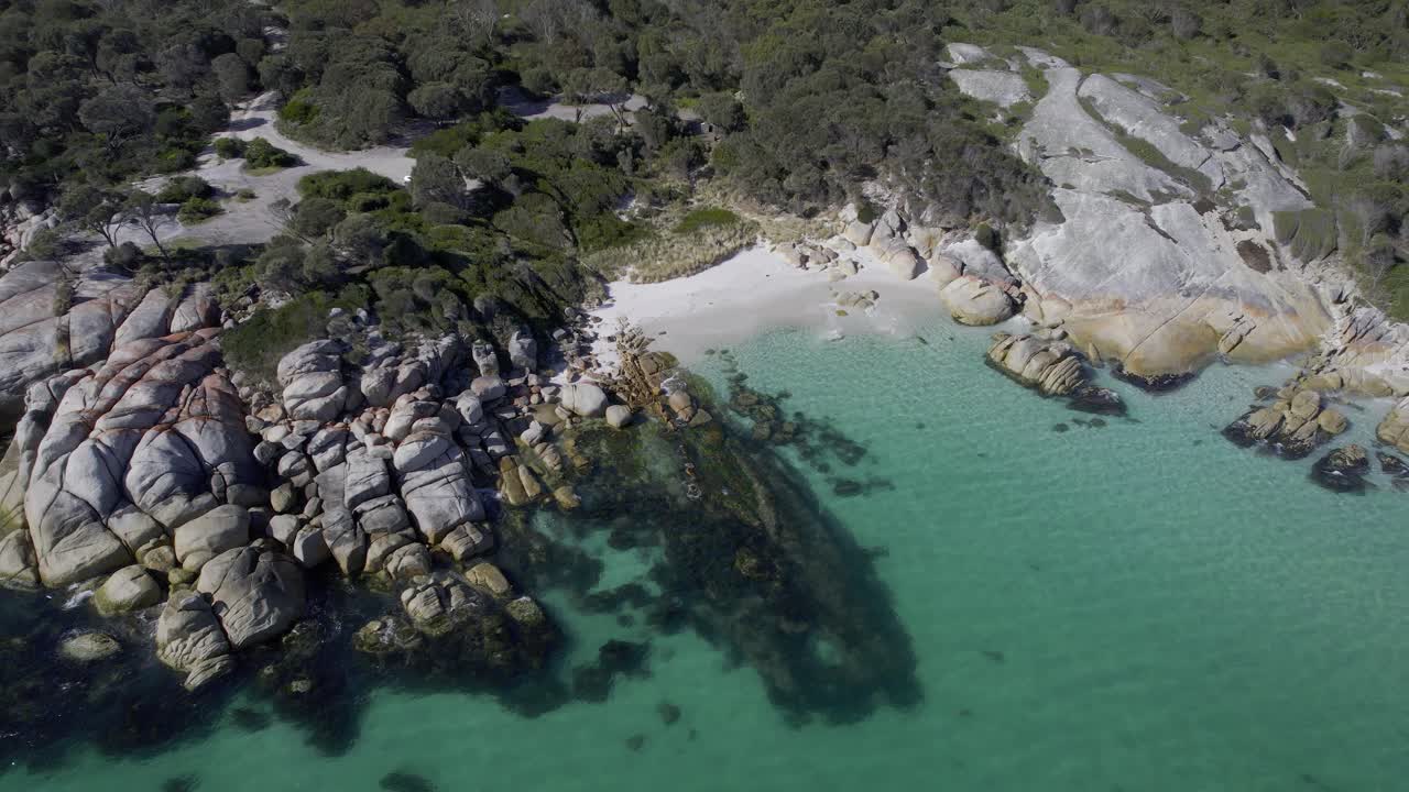 Paesaggio aspro, Sloop Reef e Taylors Beach in Tasmania, Australia - Ripresa aerea con drone