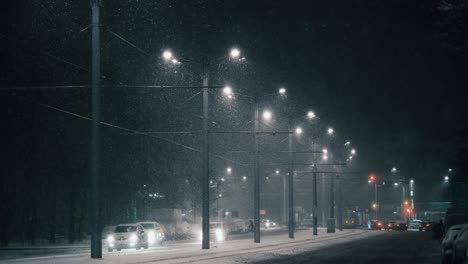 Coches-Circulando-Por-La-Ciudad-En-Una-Helada-Noche-De-Invierno-Durante-Una-Ventisca