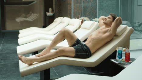 Hombre-Deportivo-Relajándose-En-El-Centro-De-Bienestar.-Chico-Sexy-Tumbado-En-Un-Sillón-Reclinable-En-El-Spa-Del-Hotel.