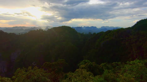 Cámara-Lenta-|-Vista-De-Las-Montañas-En-Tailandia-Al-Atardecer