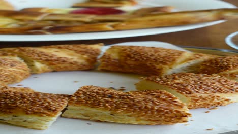 türkisches brot mit sesamkörnern