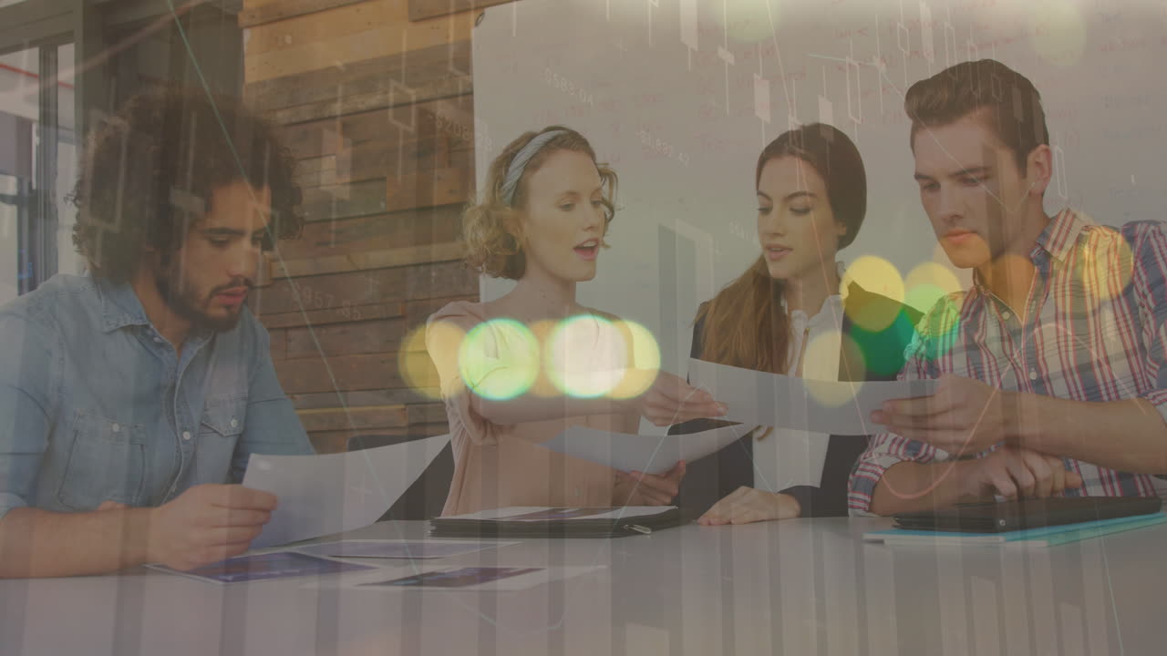 animación de gráficos financieros y datos sobre diversos empresarios hablando en la oficina