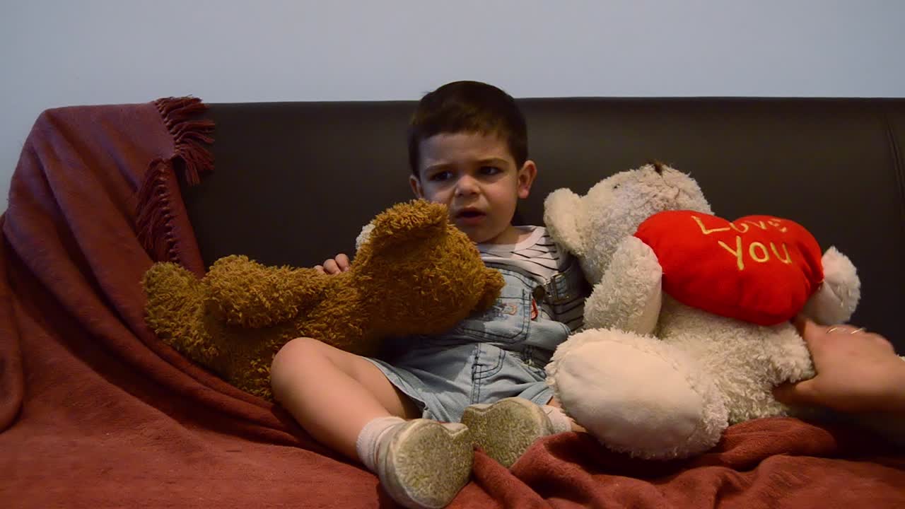 귀여운 피곤한 유아가 소파에서 잠이 들었습니다 - 재미있는 아기 얼굴 표정