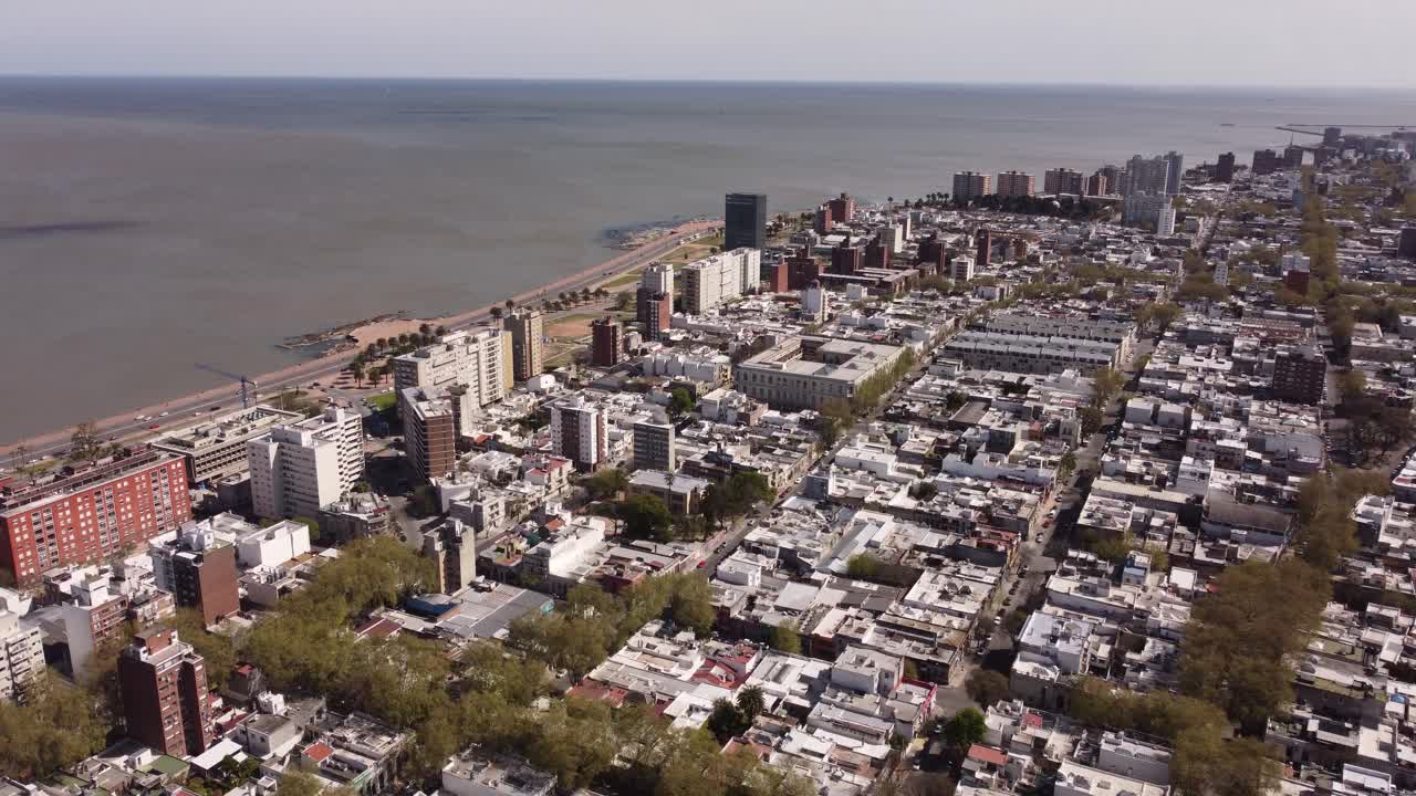 vista aérea que muestra la costa de la ciudad de montevideo con edificios de bloques de apartamentos en primera fila durante el día soleado