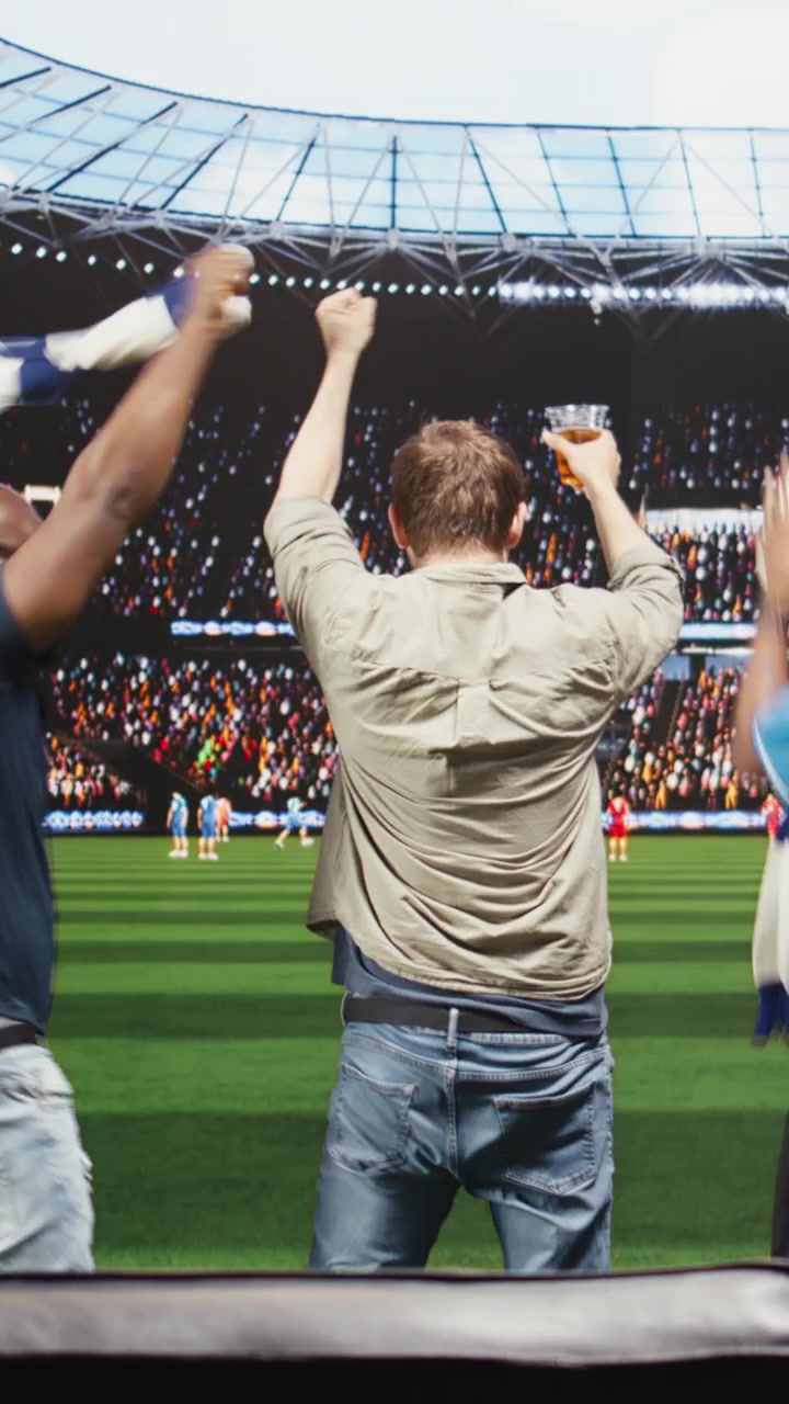 Video vertical: Aficionados al fútbol siguen una transmisión de televisión inmersiva que los transporta al estadio