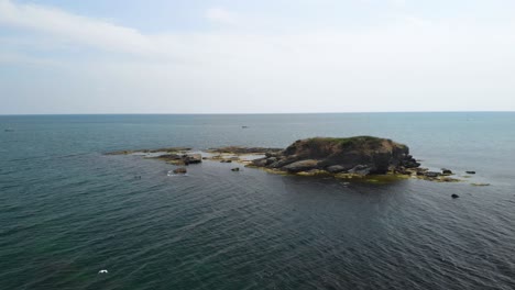 Imágenes-Panorámicas-De-Drones-Alrededor-De-Una-Pequeña-Isla-En-El-Mar-Negro,-Bulgaria