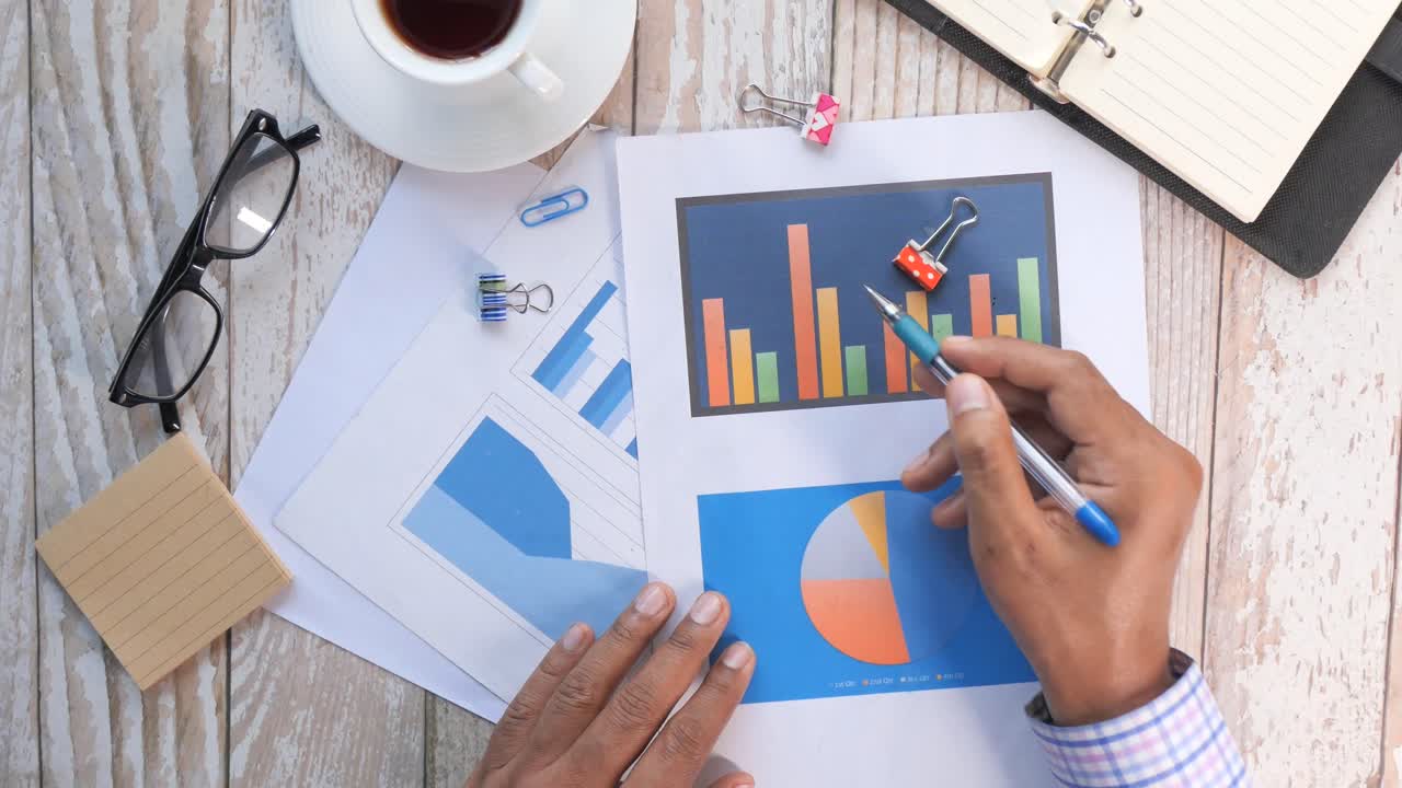 persona que analiza las cartas comerciales